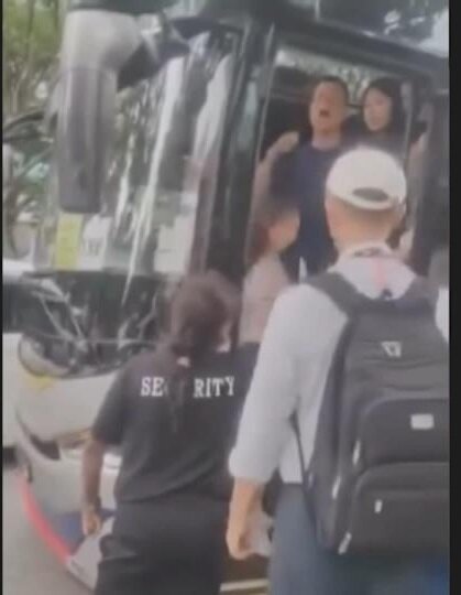 屯門新會商會中學校長李卓興帶團赴星爆粗辱保安 據悉已向校董會請辭 他亦辭任分區委員.jpg