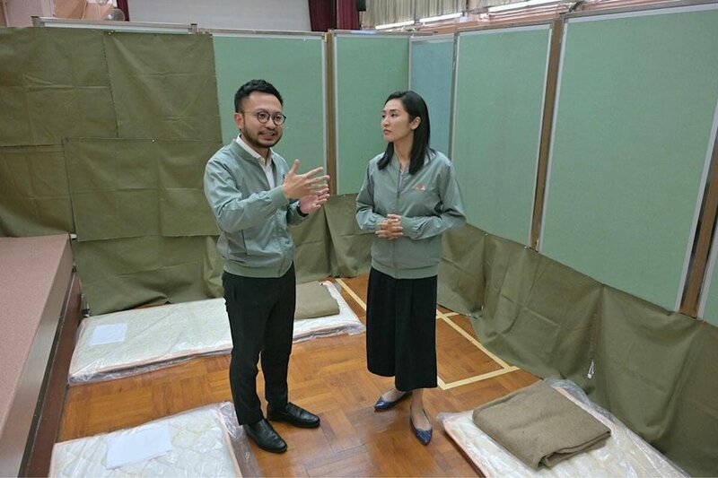 王浩宇(左)及賀穎君(右)介紹臨時避暑中心新措施。(民政事務總署FB).jpg