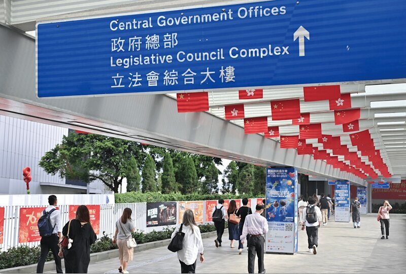 香港財政｜公務員長糧壓力增 5年退休金開支升逾18% 由422億增至逾500億元.jpg