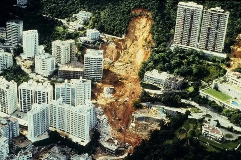 1972年6月18日晚上約9時，一場災難性的山泥傾瀉由位於半山寶珊道對上的山坡開始。塌下.jpg