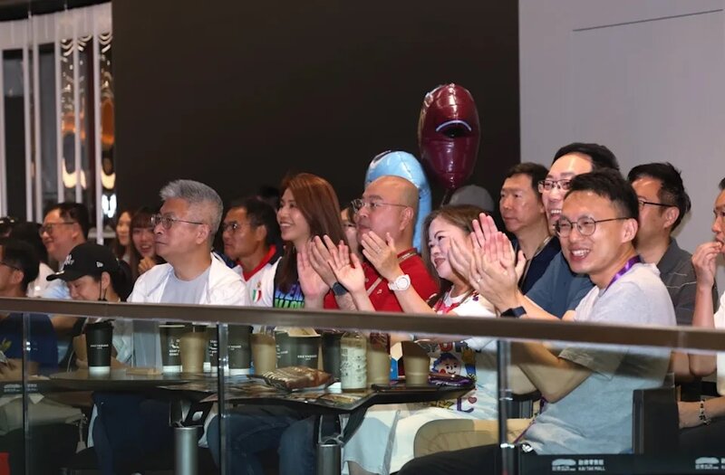 世界盃決賽西班牙對阿根廷的賽事凌晨上演，啟德體育園在啟德零售館直播吸引近700名球.jpg