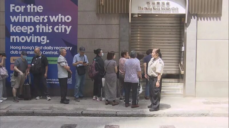 六合彩｜一億元暑期金多寶今晚攪珠　市民排隊投注：我想脫貧碰下運氣.jpg