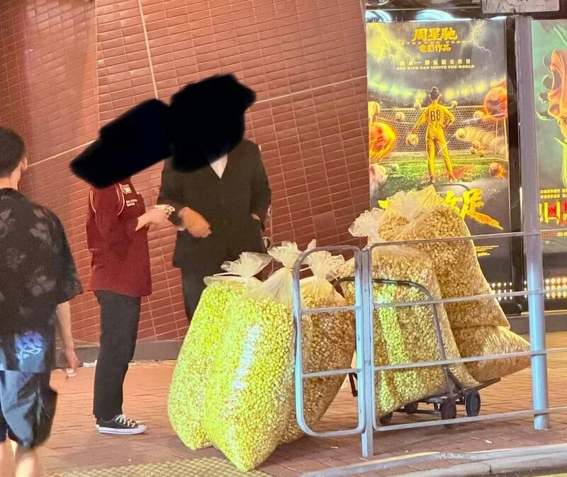 有市民目擊有戲院職員在街頭交收爆谷(FB食在荃灣群組圖片).jpg