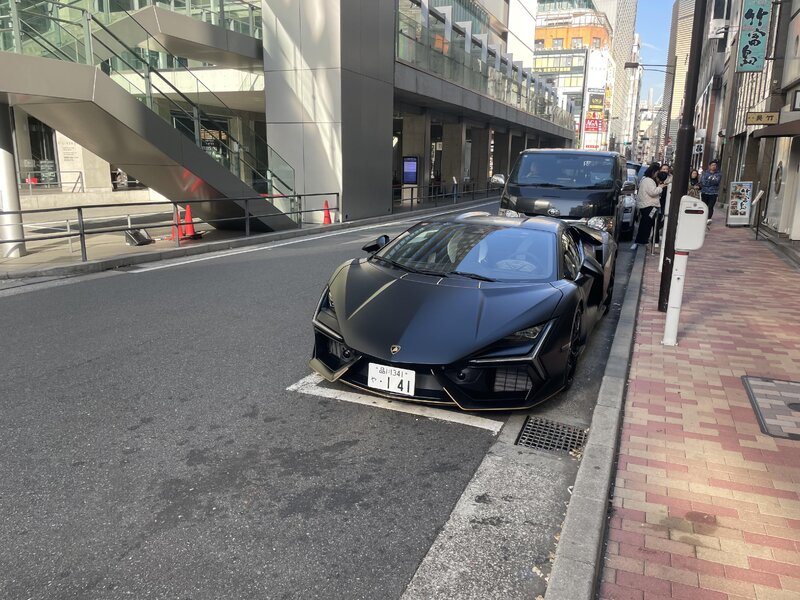 lamborghini-centenario-street-parked-in-tokyo-v0-3auh11b7tw5g1.jpg