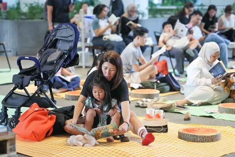 新加坡奇招對抗「末日滑手機」，睇書儲分換現金。.jpg