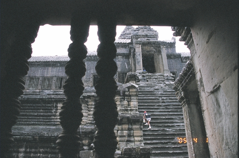 大雨中攀爬，就更危險了