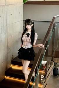 佢好主動，奶lin同玩棍手法激烈又到位，一邊親一邊打J，技術好正；轉頭又可以溫柔落嚟舔袋同玩腳，腳型靚到有feel爆燈。