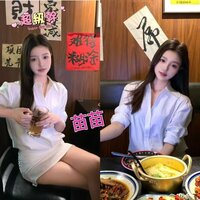 下午茶時段約好苗苗，由入房開始，眼球就跌咗落去佢深深嘅乳溝之中