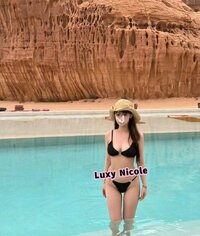 前幾天去咗香港灣仔Luxy Spa找Nicole，環境真係幾正，獨立單位，裝修乾淨企理，燈光柔和，感覺好relax。